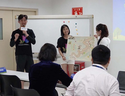 大学生分组展示绿地图绘制作品