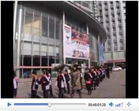 同学们与小朋友入场